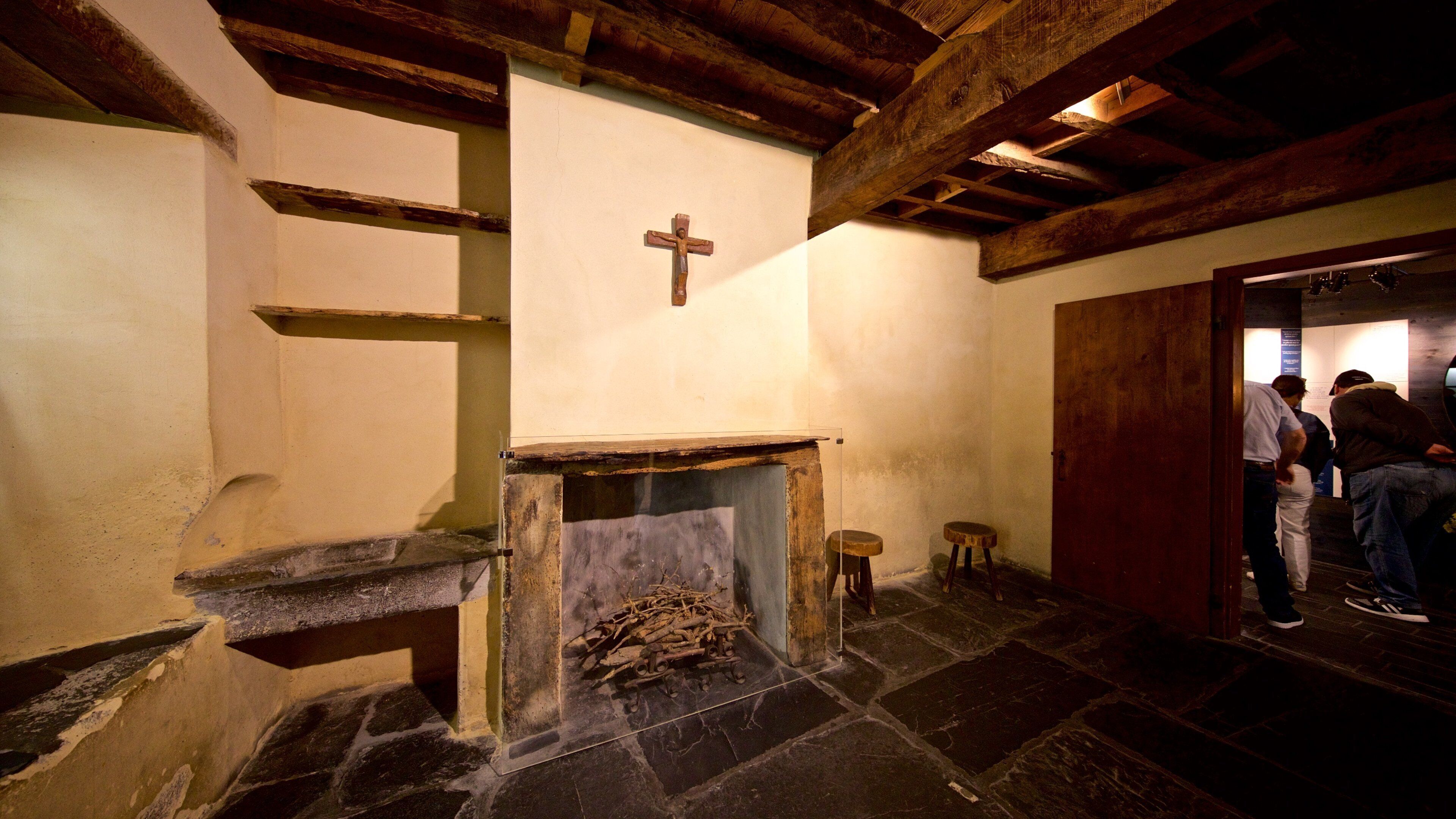 Le Cachot mostrando vistas internas e elementos religiosos assim como um pequeno grupo de pessoas