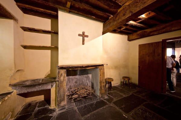 Le Cachot qui includes éléments religieux et vues intérieures aussi bien que petit groupe de personnes