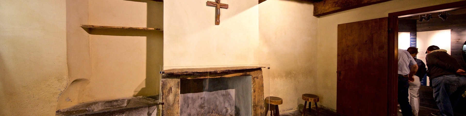 Le Cachot mostrando vistas internas e elementos religiosos assim como um pequeno grupo de pessoas