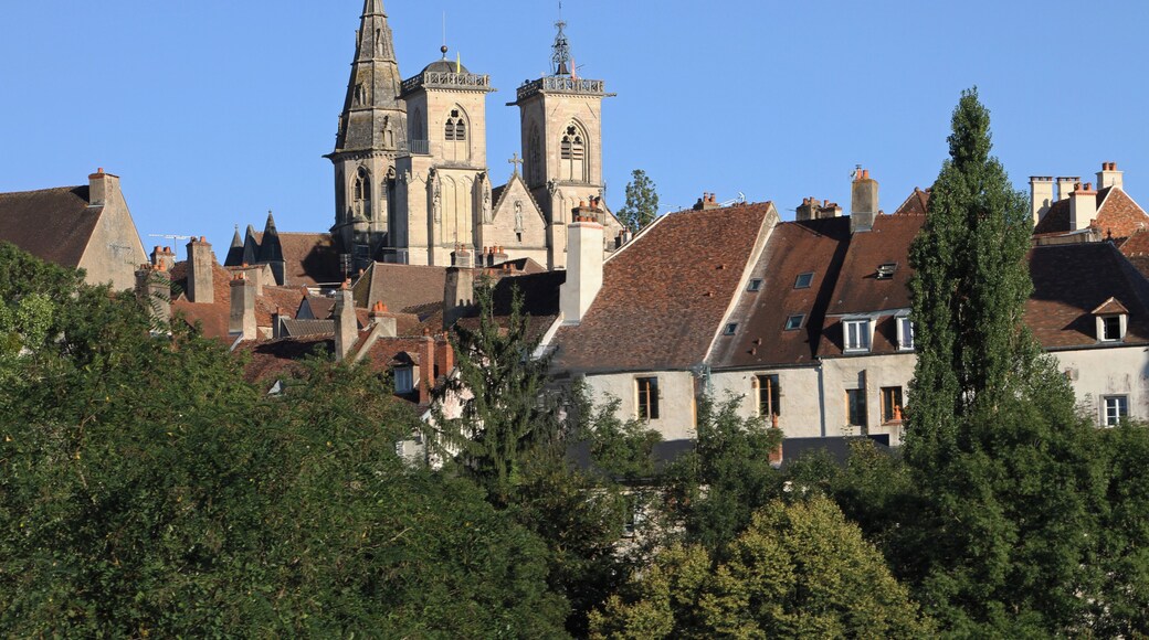 This building is indexed in the Base Mérimée, a database of architectural heritage maintained by the French Ministry of Culture, under the reference PA00112669 .