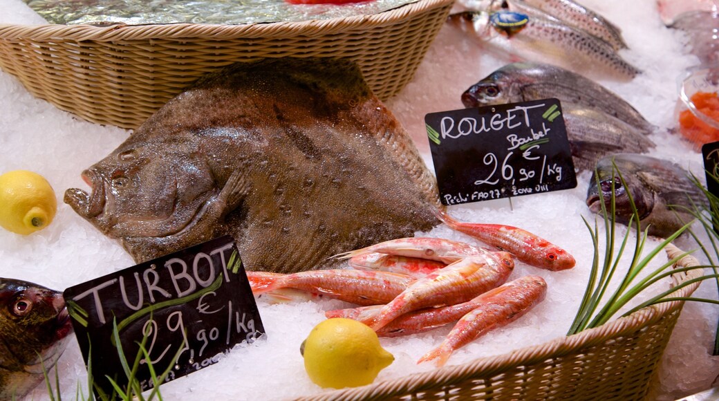 Burdeos ofreciendo comida