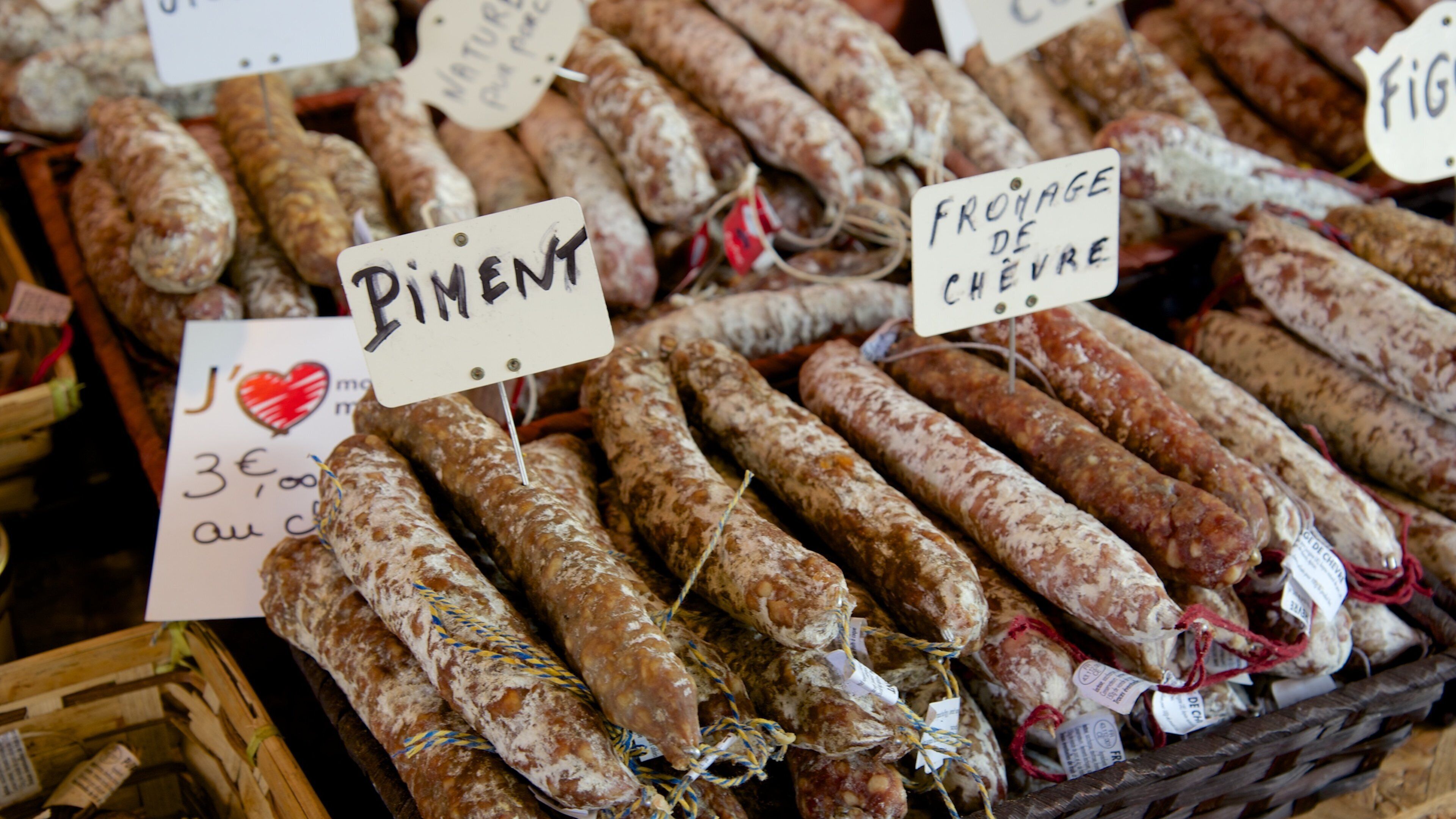 Burdeos mostrando comida