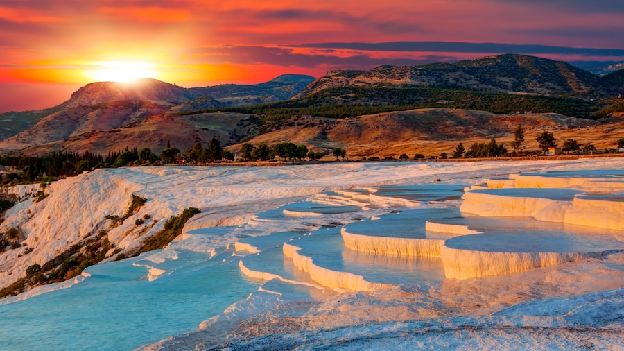 turquoise water travertine pools at pamukkale