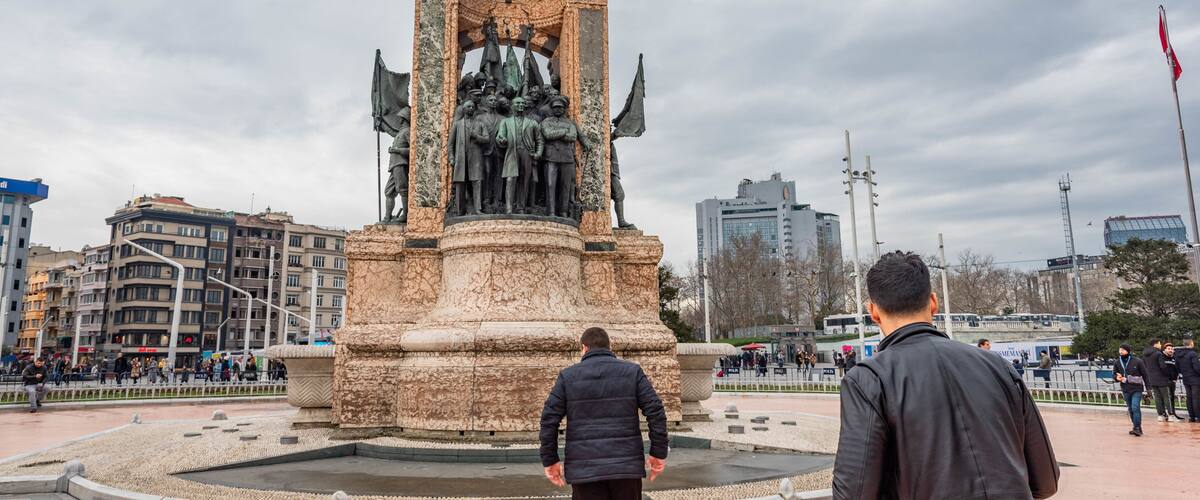 Cumhuriyet Anıtı which includes a fountain, street scenes and a square or plaza