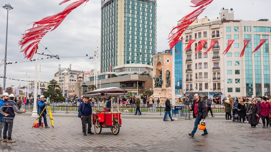 Cumhuriyet Anıtı featuring street scenes, a city and a square or plaza