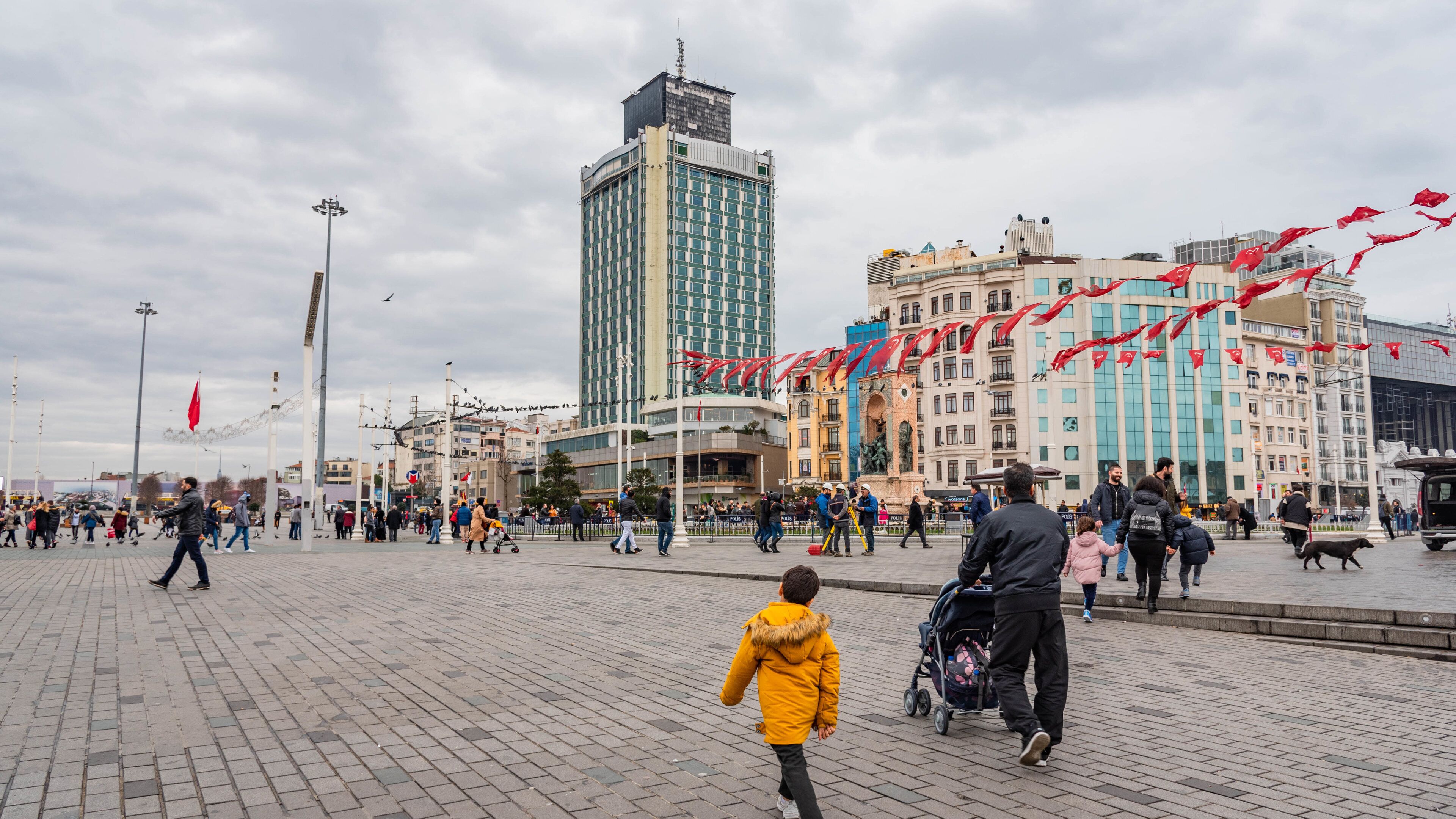 Cumhuriyet Anıtı which includes a square or plaza, street scenes and a city