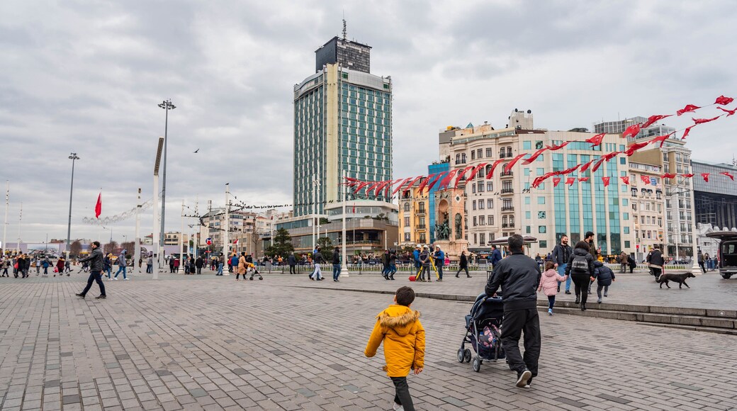 Cumhuriyet Anıtı which includes a square or plaza, street scenes and a city