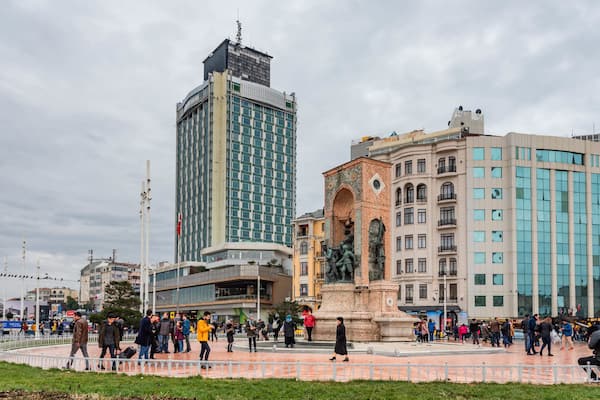Cumhuriyet Anıtı featuring street scenes, a monument and a city