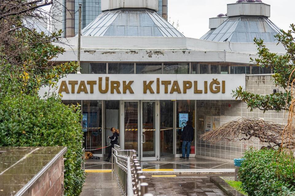 Un edifici amb un cartell que diu "ATATURK KITAPLIGI".