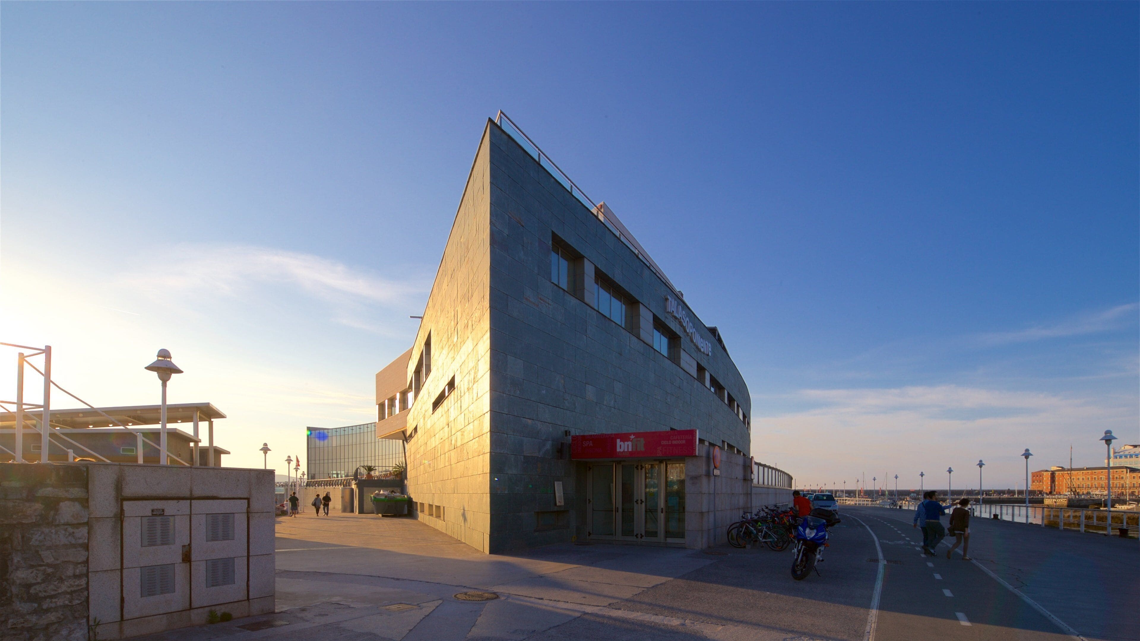 ศูนย์กีฬา Talasoponiente แสดง พระอาทิตย์ตก