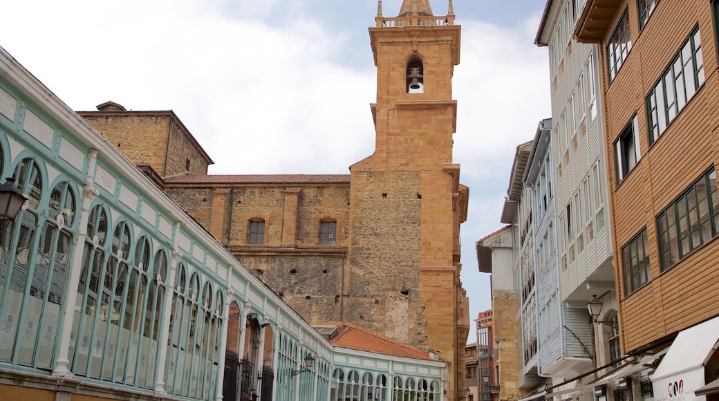 Marché El Fontån mettant en vedette ville et patrimoine architectural