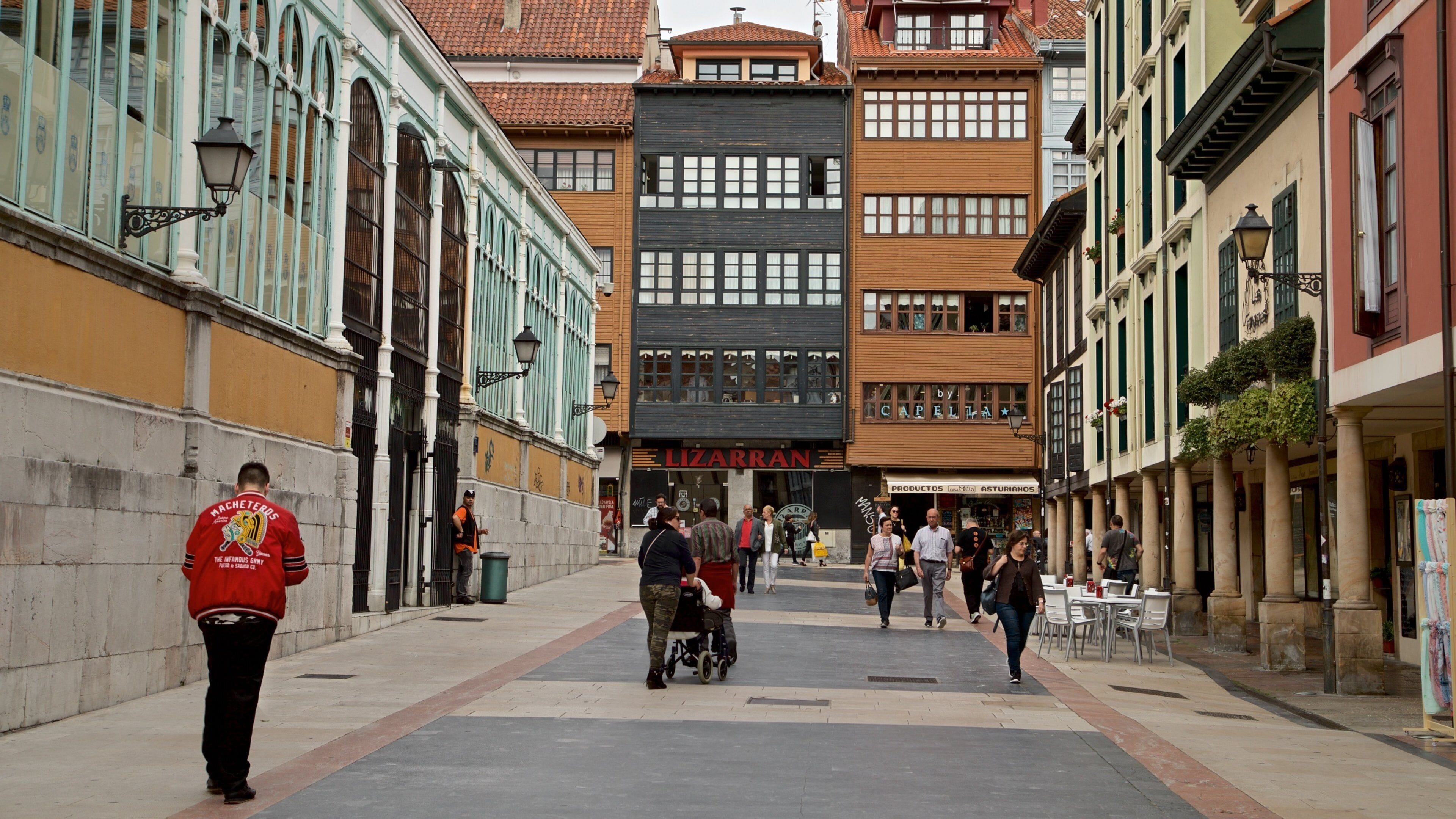 Mercado El Fontán mostrando imágenes de calles y una ciudad y también un pequeño grupo de personas