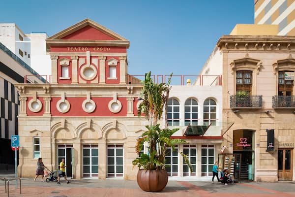 Le théâtre Apolo, avec un grand jardon placé devant l’entrée.