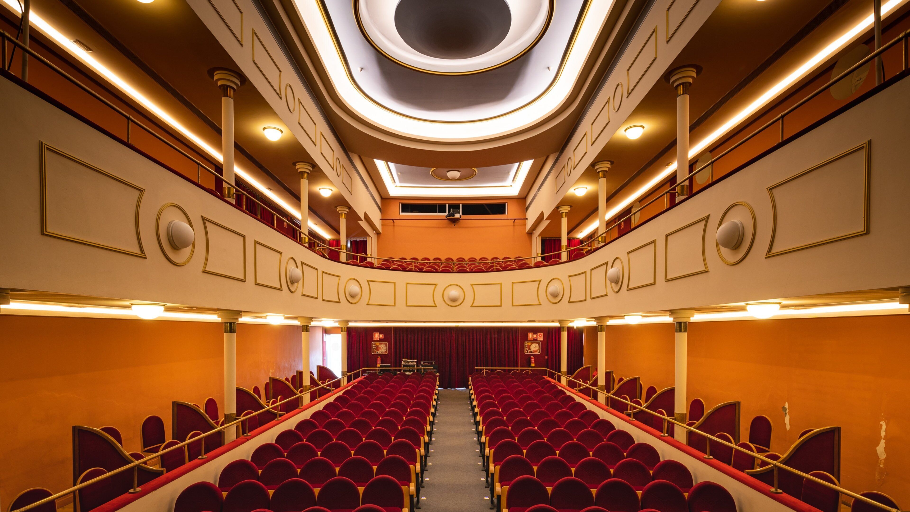 Apolo Theatre featuring interior views and theater scenes