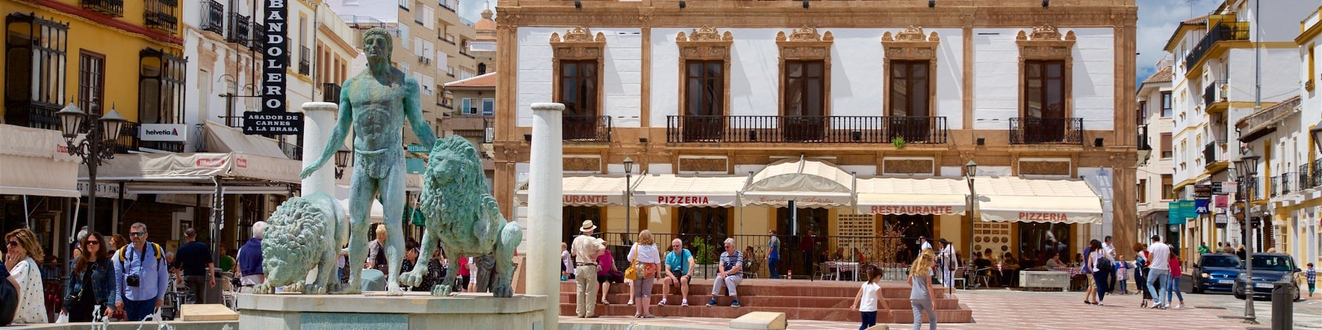 Ronda que inclui uma eståtua ou escultura, uma praça ou plaza e uma fonte