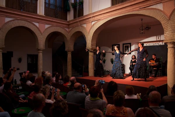 Córdoba Provinz das einen Performance-Kunst und Innenansichten sowie große Menschengruppe