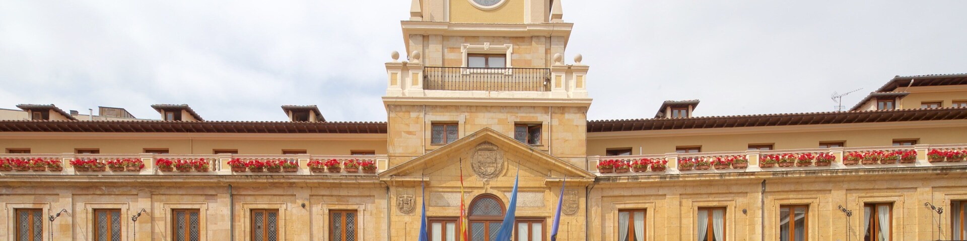 Oviedo City Hall featuring heritage architecture