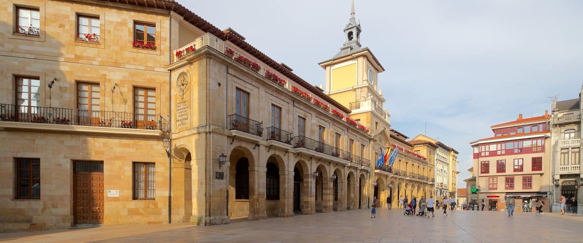 Oviedo City Hall which includes a city, a square or plaza and heritage elements