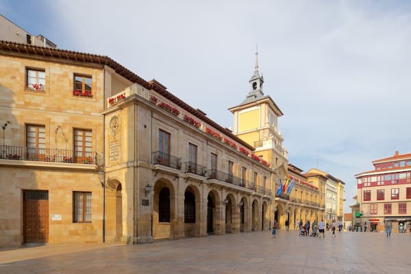 Rathaus von Oviedo mit einem Stadt, Geschichtliches und Platz oder Plaza