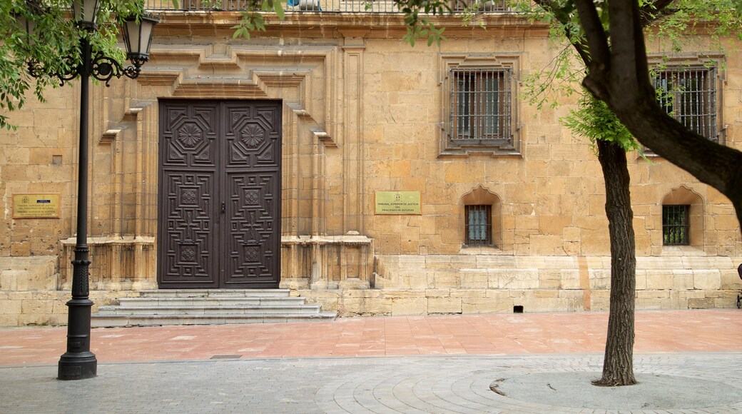 Plaza de Porlier which includes heritage elements