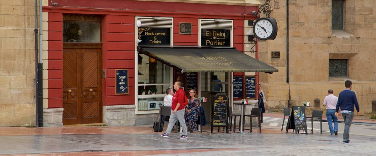 Plaza de Porlier showing street scenes