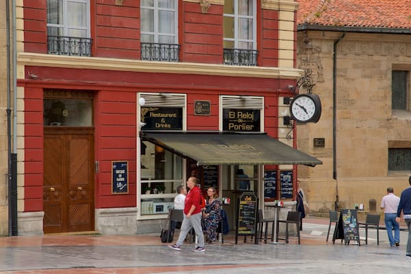 Plaza de Porlier mettant en vedette scĂšnes de rue