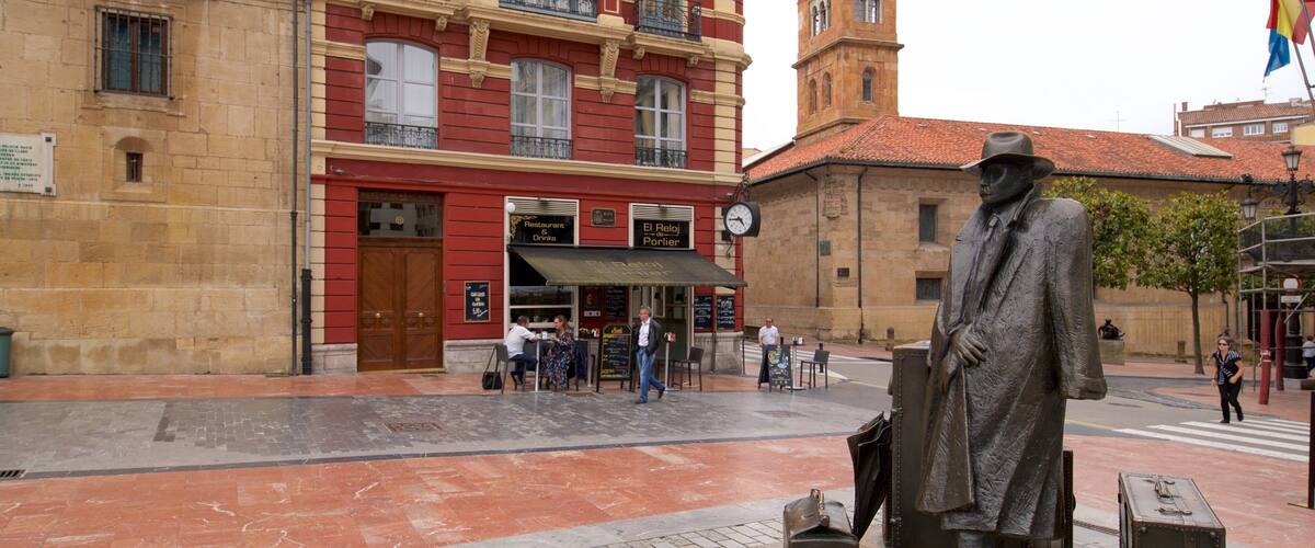 Plaza de Porlier showing a statue or sculpture and heritage elements