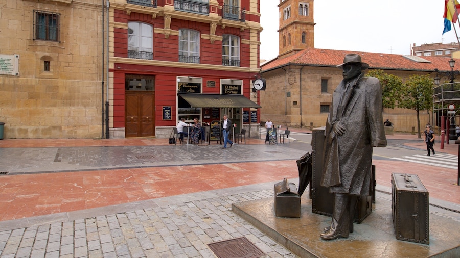 Plaza de Porlier ofreciendo una estatua o escultura y elementos patrimoniales