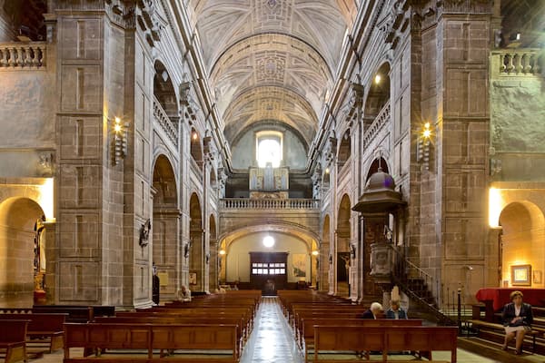 Parroquia San Isidoro El Real welches beinhaltet Innenansichten, Geschichtliches und Kirche oder Kathedrale