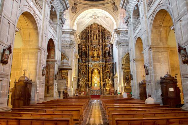 サン イシドロ教会 どの含み 遺跡・遺産, 教会あるいは大聖堂 と 屋内の眺め