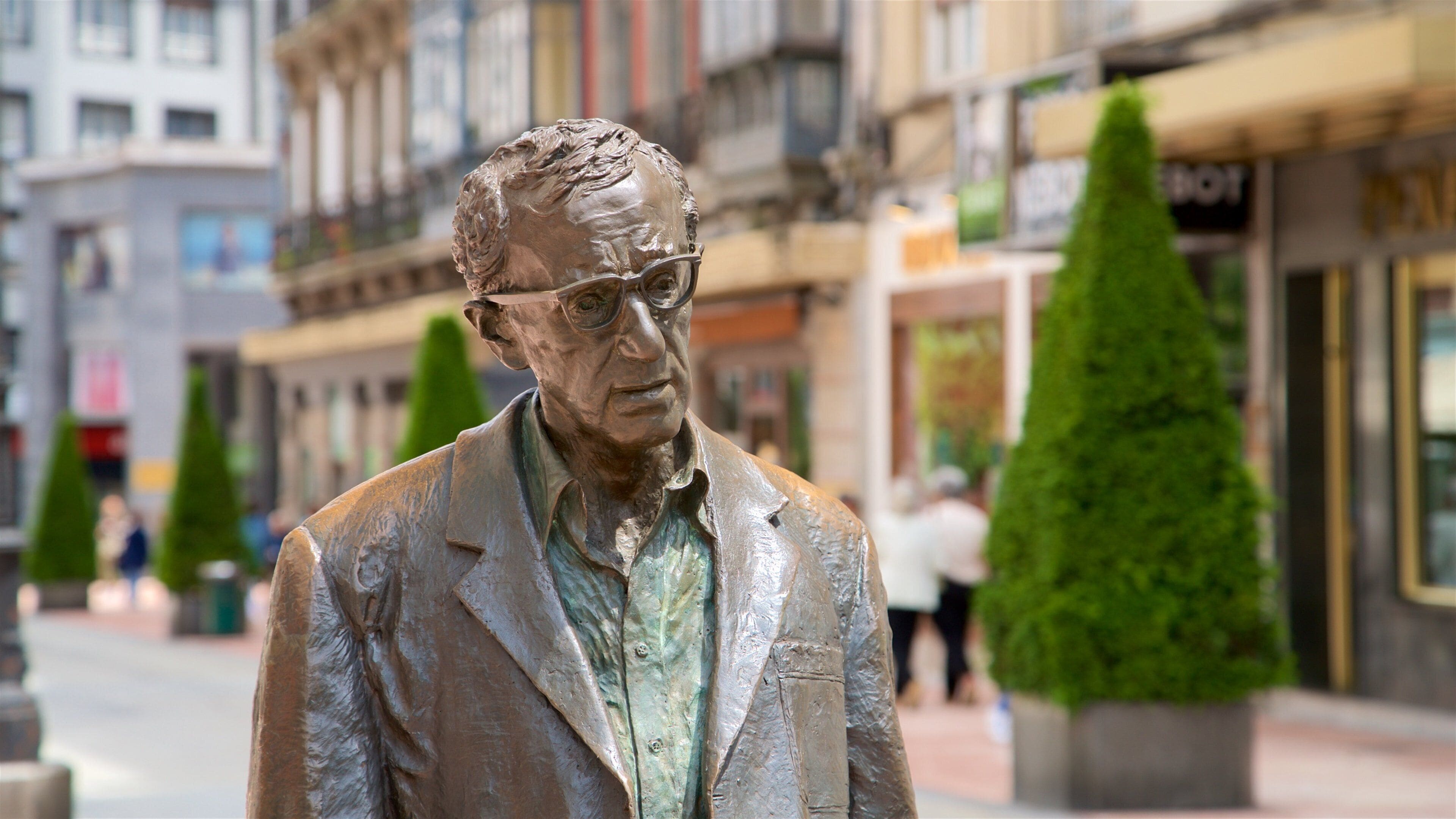 Woody Allen-statuen fasiliteter samt statue eller skulptur