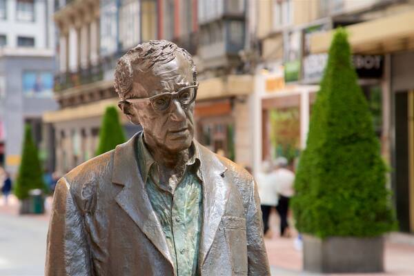 Statue von Woody Allen mit einem Statue oder Skulptur