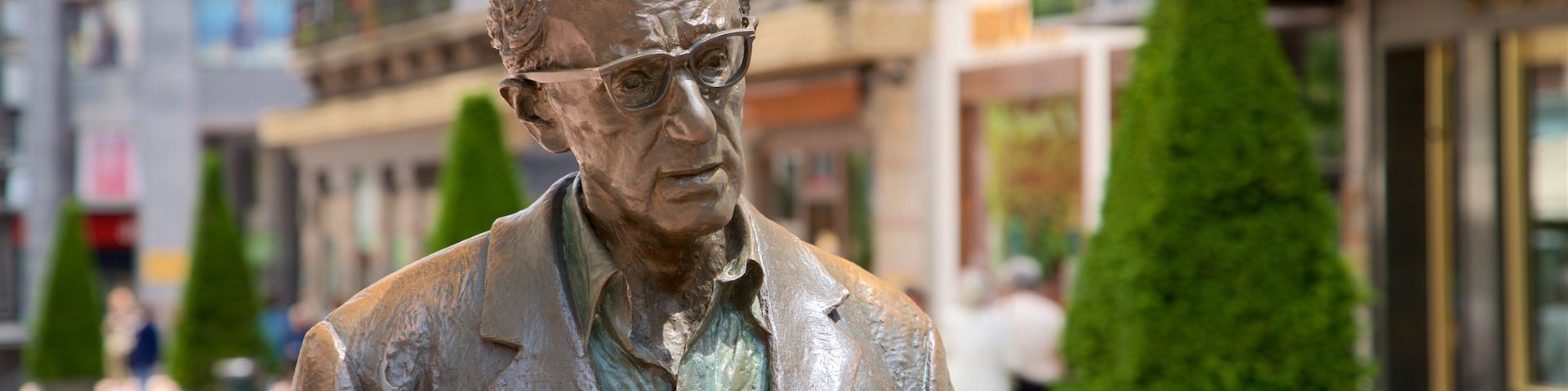 Estatua de Woody Allen ofreciendo una estatua o escultura