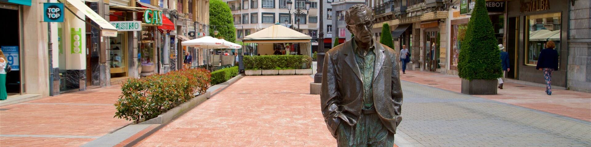 Statue von Woody Allen welches beinhaltet Stadt und Statue oder Skulptur