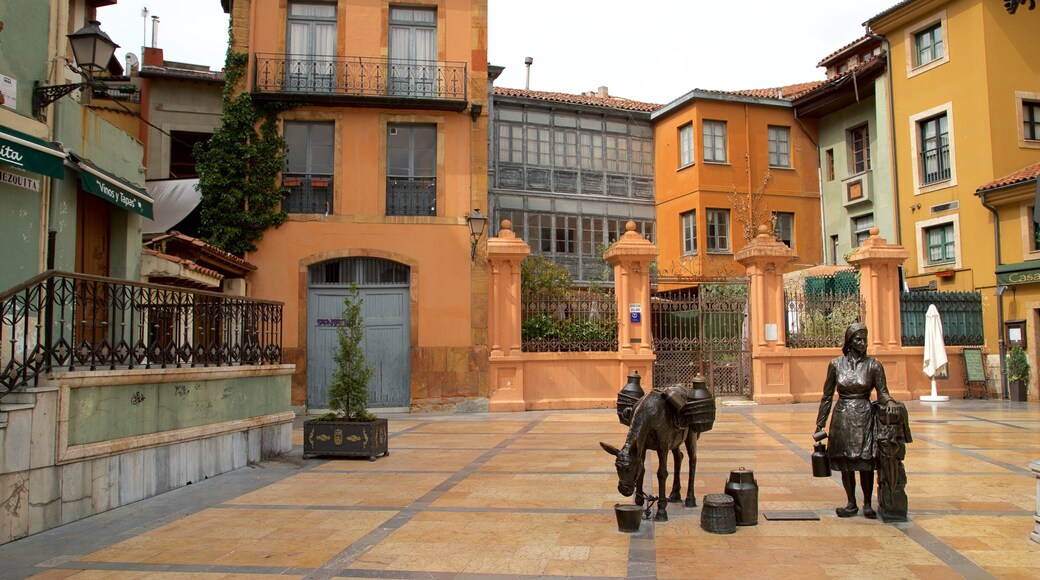 Plaza de Trascorrales which includes a statue or sculpture, heritage elements and a city