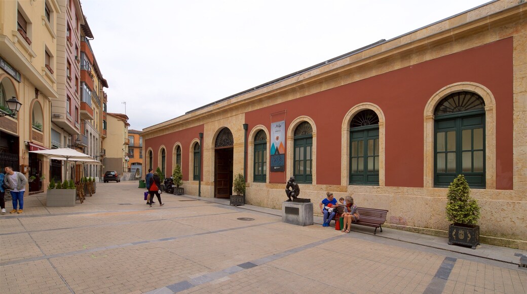 Plaza de Trascorrales featuring a city