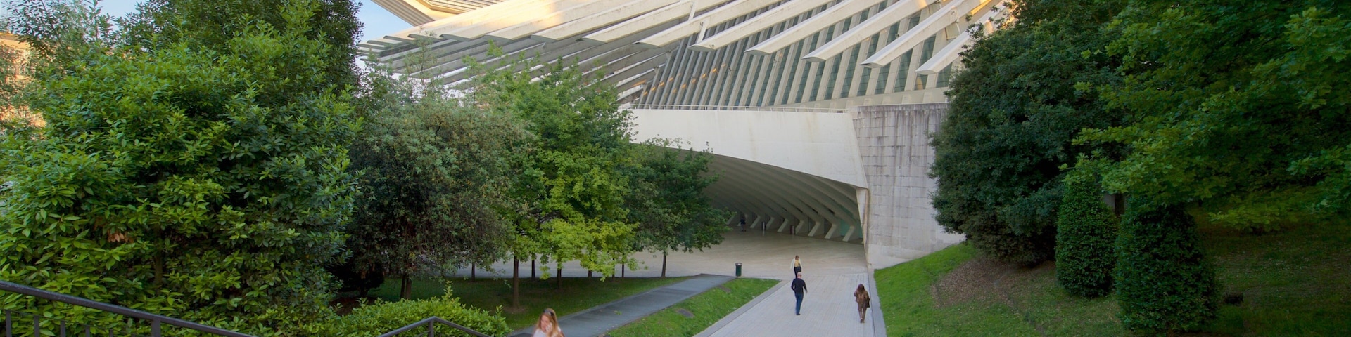Palacio de Exposiciones y Congresos ofreciendo arquitectura moderna y un parque y también un grupo pequeño de personas