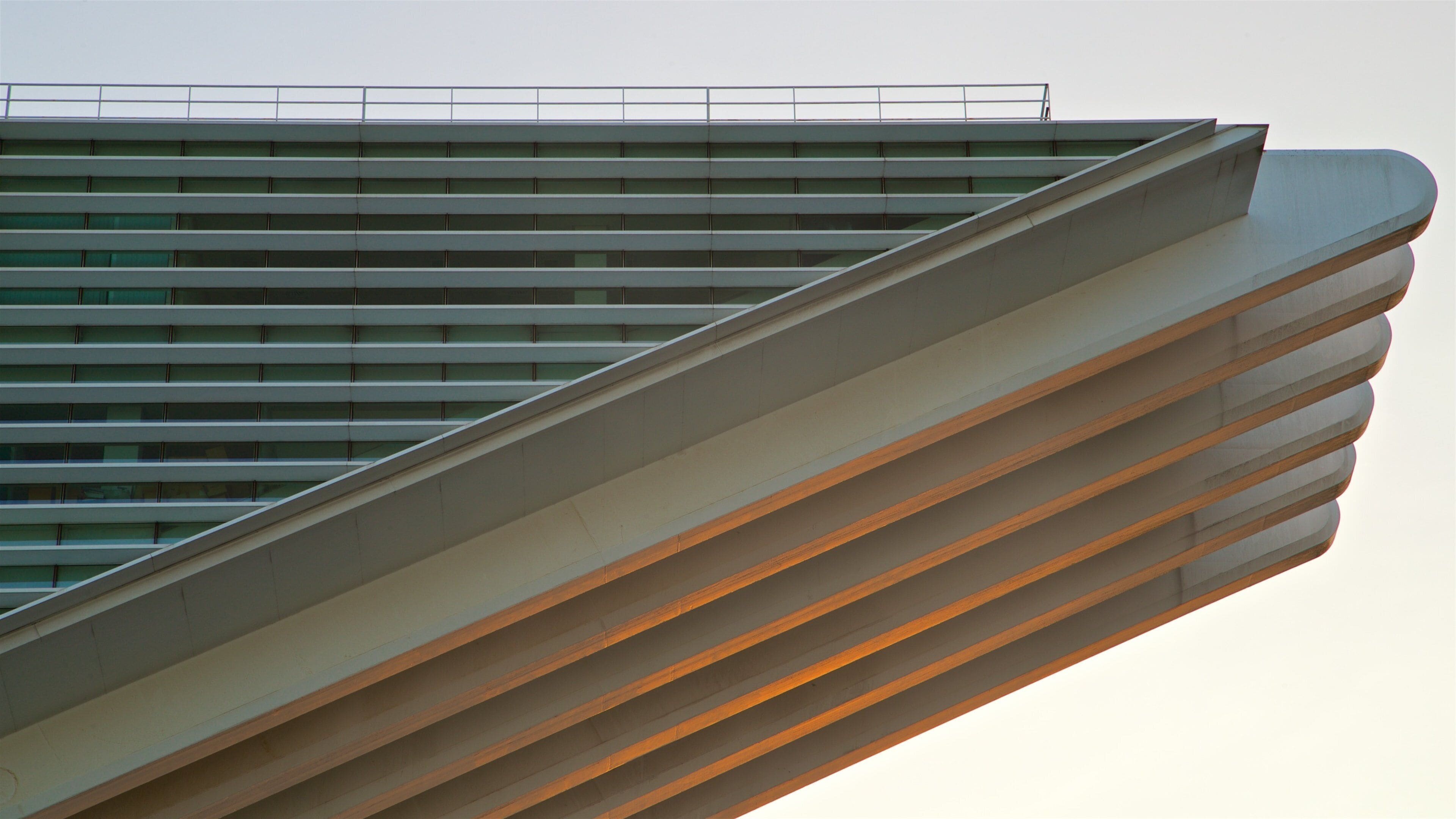 Palacio de Exposiciones y Congresos og byder på moderne arkitektur og en solnedgang