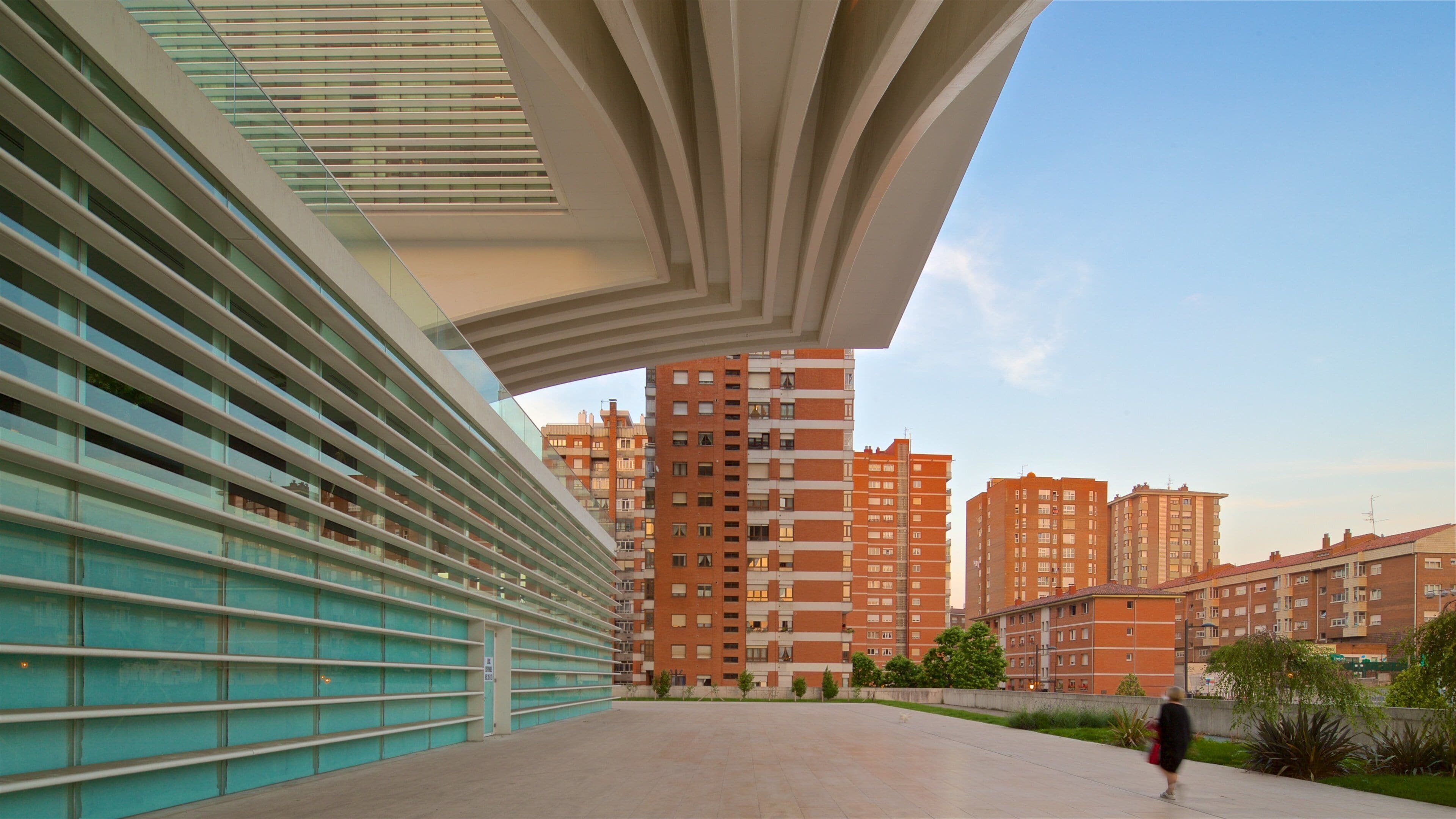 Palacio de Exposiciones y Congresos og byder på en solnedgang, moderne arkitektur og en by