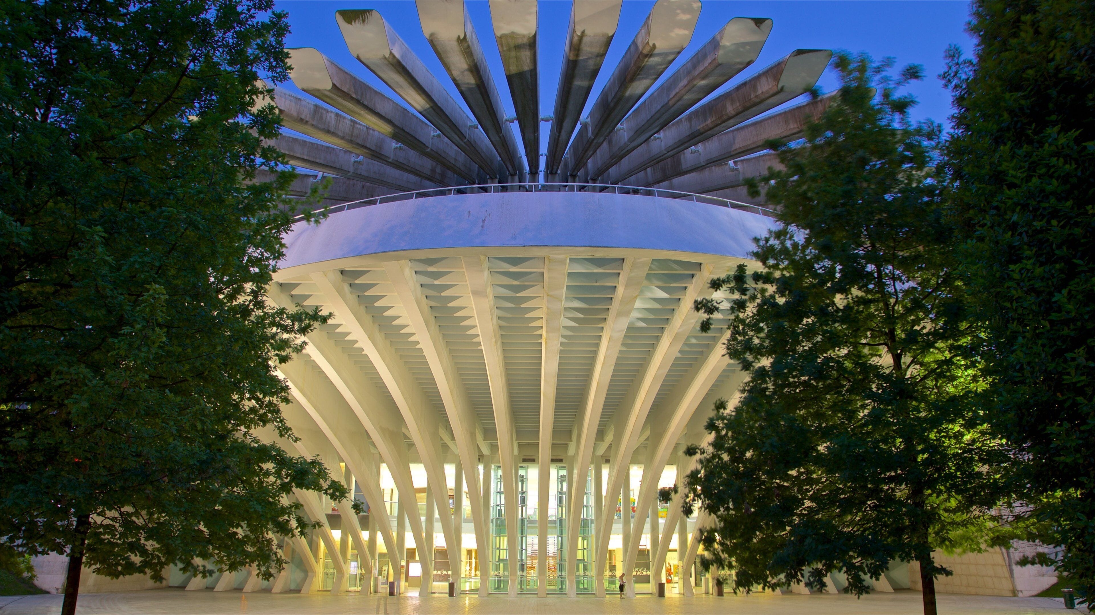 Palacio de Exposiciones y Congresos som viser moderne arkitektur og natteliv