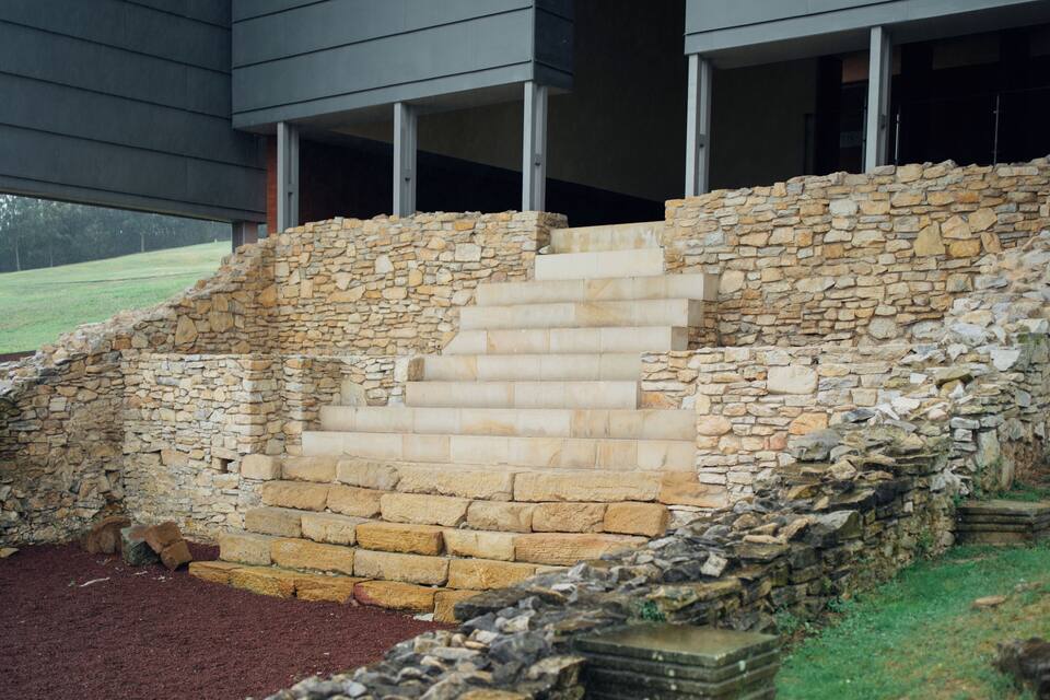 Una scala in pietra che conduce all'ingresso di un edificio.