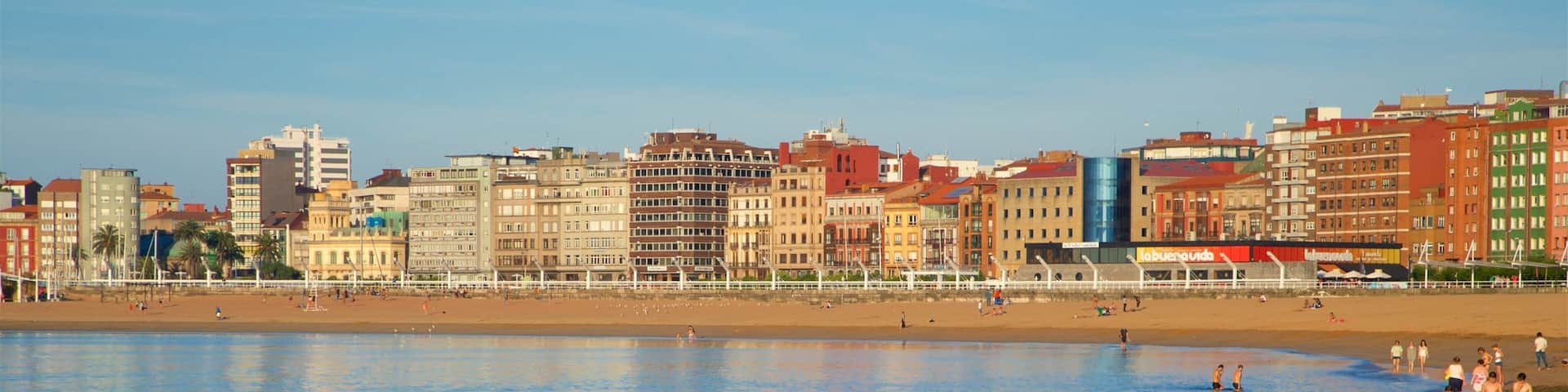 Plage Poniente montrant ville, plage et baignade