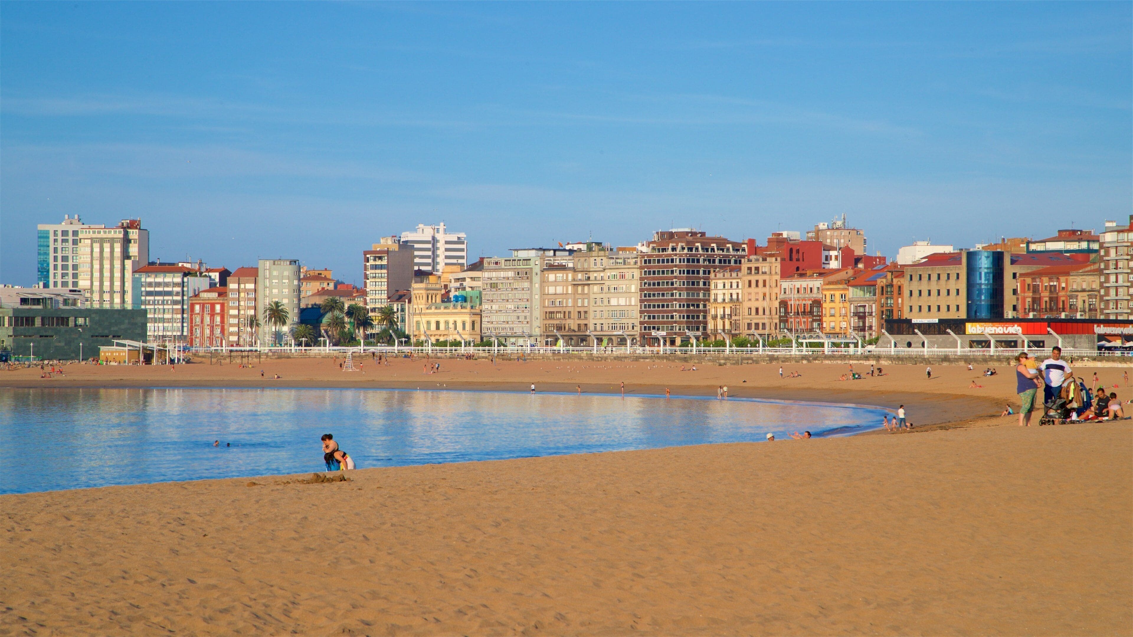 Distrito Centro which includes general coastal views, a coastal town and a city