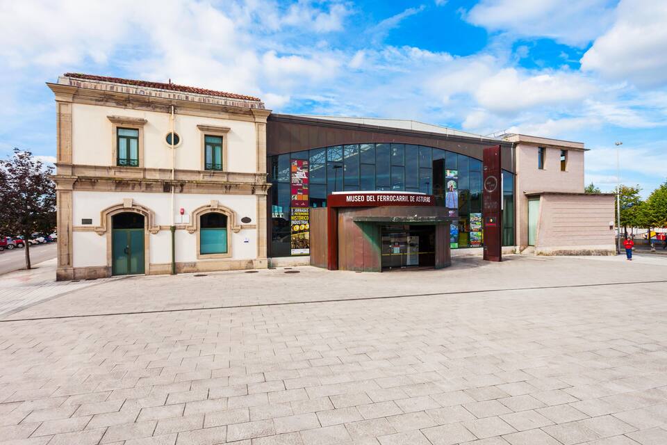 Un edificio storico con un'estensione moderna, che ospita il Museo del Ferrocarril de Asturias.