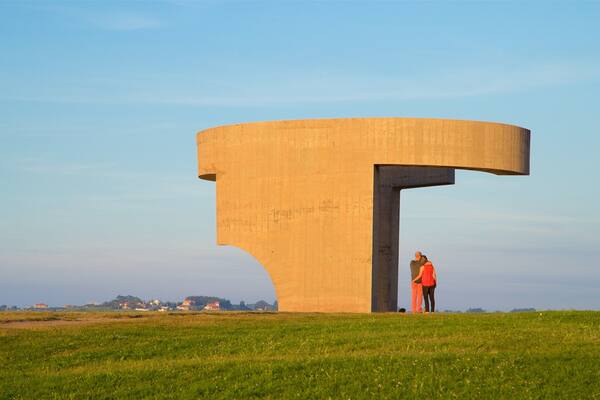 Monument Elogio del Horizonte qui includes coucher de soleil, jardin et art en plein air
