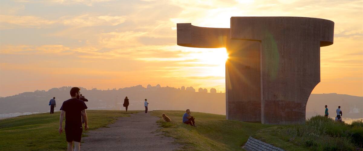 Escultura Elogio del Horizonte mostrando un atardecer, arte al aire libre y un parque
