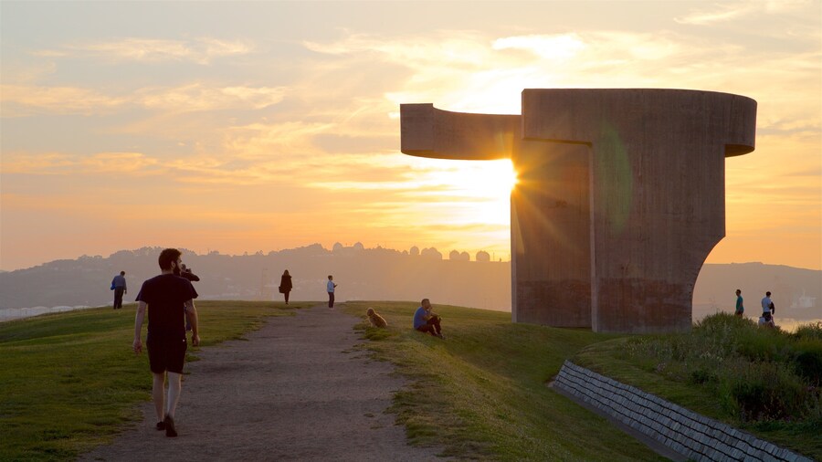Elogio del Horizonte showing outdoor art, a park and a sunset