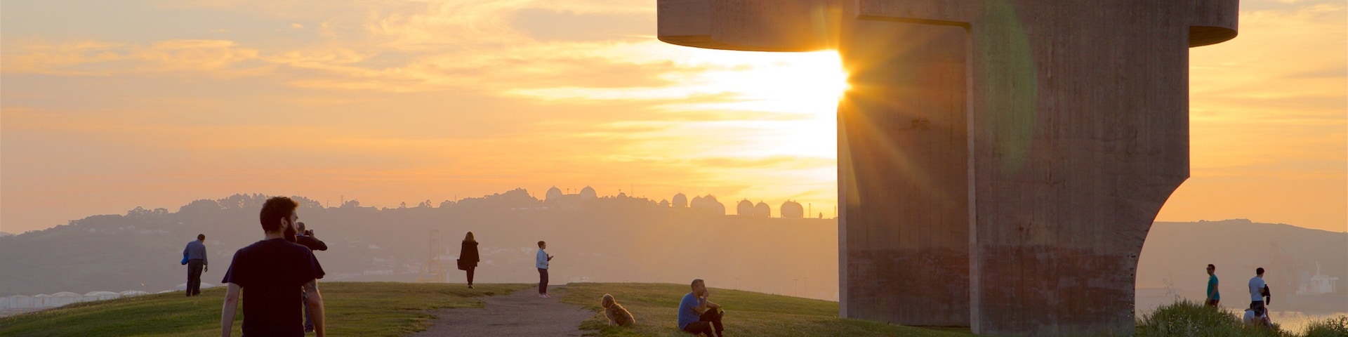 Elogio do Horizonte que inclui arte ao ar livre, um parque e um pôr do sol