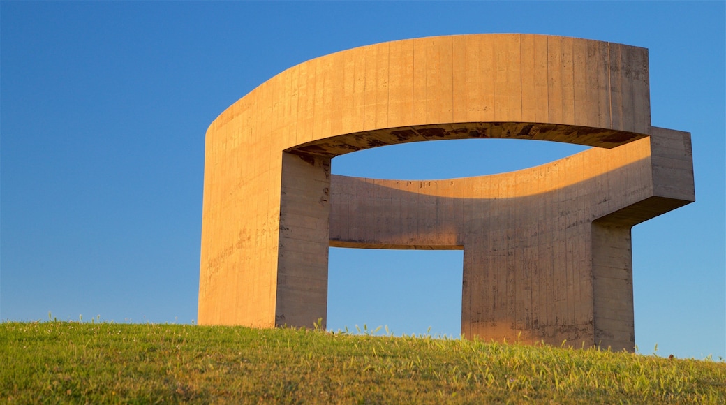 Elogio del Horizonte mit einem Garten und Outdoor-Kunst