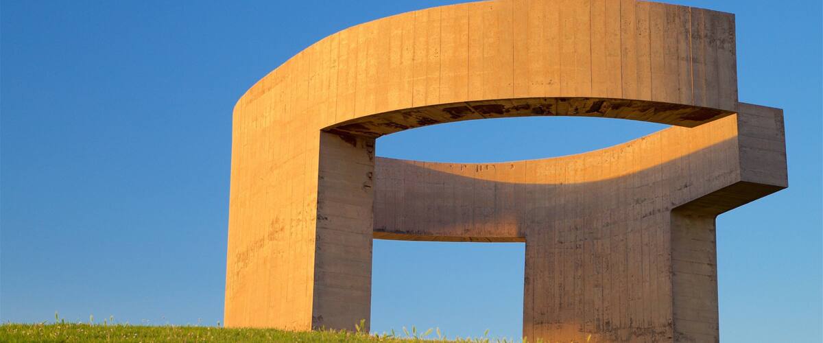Elogio del Horizonte showing a garden and outdoor art